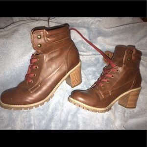 Brown lace up boot/heel